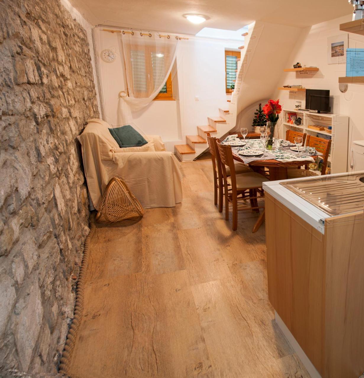 Apartment Alex ไพราน ภายนอก รูปภาพ